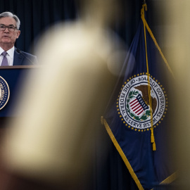 El presidente de la Reserva Federal de EEUU (Fed), Jerome Powell, en una rueda de prensa a comienzos de marzo, cuando el banco central estadounidense adoptó sus primeras medidas de emergencia para hacer frente a la crisis del coronavirus. AFP/Eric Barada