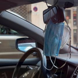 Un hombre mantiene colgadas dos mascariilas, aunque en este caso no hay fe ni superstición de por medio, sino la certeza de la protección ante el covid 19. EFE/Ángel Medina G.