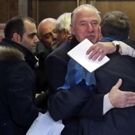 El ex secretario general de UGT-Asturias, Justo Rodríguez Braga (3i), y otros detenidos a su llegada a la sede de UGT en Oviedo. /EFE