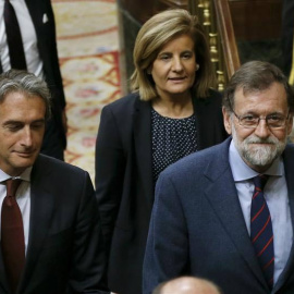 El presidente del Gobierno, Mariano Rajoy (d), el ministro de Fomento, Íñigo de la Serna, y la ministra de Empleo y Seguridad Social, Fátima Báñez, tras el pleno de hoy en el Congreso de los Diputados en el que se aprobó el decreto de la estiba. | E