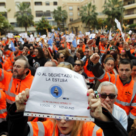 Concentración en la Plaza Alta de Algeciras (Cádiz) en apoyo a los estibadores sobre la reforma de este sector. EFE/A.Carrasco Ragel