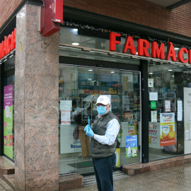 Un home surt d'una farmàcia amb les receptes a la mà i sense els medicaments després de la caiguda del sistema el 20 d'abril del 2020. (Horitzontal). ACN | Miquel Codolar