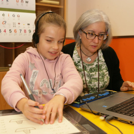 Alumna del Centro de Recursos Educativos de la ONCE junto a su profesora.