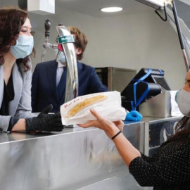 La presidenta de la Comunidad de Madrid, subida en un camión de comidas en Ifema, entrega un bocadillo de calamares a Begoña Villacís, vicealcaldesa de Madrid.- INSTAGRAM DE ISABEL DÍAZ AYUSO