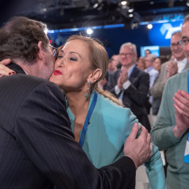 El presidente del Gobierno, Mariano Rajoy, saluda a la presidenta de la Comunidad de Madrid, Cristina Cifuentes, en presencia del dirigente popular Alfonso Alonso, al comienzo del acto de clausura de la Convención Nacional del PP en Sevilla. EFE/Julio Mu
