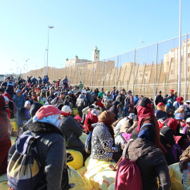 Cientos de porteadoras esperan cruzar la frontera - Rosa Soto