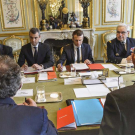El presidente francés, Emmanuel Macron (cd), preside una reunión del Consejo de Defensa en el palacio del Elíseo en París. | EFE