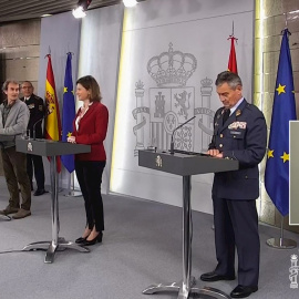 Captura de la señal de video institucional de La Moncloa, del jefe de Estado Mayor de la Defensa (JEMAD), el general Miguel Ángel Villarroya (d), la secretaria general de Transportes, María José Rallo del Olmo (2d), el director del Centro de Coordinac