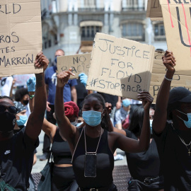 Manifestantes en la Puerta del Sol durante la concentración convocada en Madrid por la Comunidad negra africana y afrodescendiente en España (CNAAE) contra el racismo, tras la muerte del ciudadano afroamericano, George Floyd, durante su detención por l