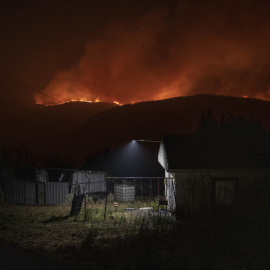  Incendio forestal cercano a la localidad de Bustelo (Pontevedra), que tuvo que ser desalojada por la cercanía de las llamas. EFE/ Brais Lorenzo