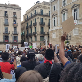Centenars de persones assisteixen a la concentració a Barcelona en resposta a l'assassinat de George Floyd en mans de la policia als Estats Units. Cèlia Muns