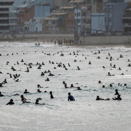 Decenas de surfistas en las playa de Las Canteras, en Las Palmas de Gran Canaria./ Ángel Medina G (EFE)
