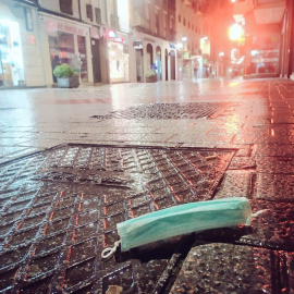 Una mascarilla tirada en el suelo. TWITTER/@apcvalladolid