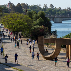 Corredores y ciclistas en el Muelle de la Sal a orillas del Río Guadalquivir esta mañana en Sevilla./ Julio Muñoz (EFE)
