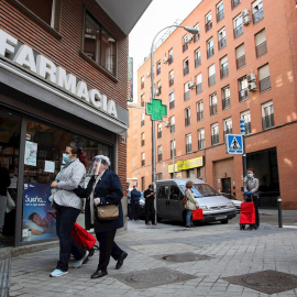 Varias personas hacen cola manteniendo la distancia de seguridad en una farmacia de Madrid. / EFE - DAVID FERNÁNDEZ