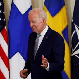 El presidente de Estados Unidos, Joe Biden, firma documentos que respaldan la adhesión de Finlandia y Suecia a la OTAN, en la Casa Blanca en Washington, Estados Unidos. -Reuters