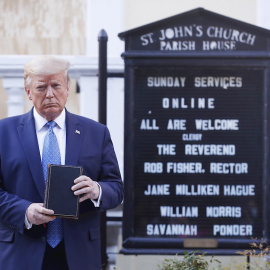 Donald Trump posa con una biblia fuera de la Iglesia Episcopal de San Juan. La Obispo de Washigton ha declarado que no se le informó: "Sosteniendo una Biblia, una que declara que Dios es amor, cuando todo lo que ha dicho y hecho ha sido para encender la 