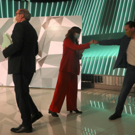 El candidato socialista a la presidencia de la Comunidad de Madrid, Ángel Gabilondo (i), el candidato de Unidas Podemos, Pablo Iglesias (d), y la candidata de Más Madrid, Mónica García (c), tras el debate electoral que los seis líderes de los princip