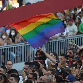 Una persona sostiene una bandera LGTB en el Orgullo, a 6 de julio de 2022, en Madrid (España). -Isabel Infantes / Europa Press