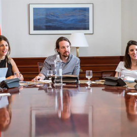 El secretario general de Podemos, Pablo Iglesias, junto a otros dirigentes de Podemos de las confluencias y también de Izquierda Unida, como Yolanda Díaz (i) e Irene Montero (d), durante la reunión de la mesa política Confederal para las negociaciones