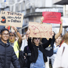 Manifestantes durante una manifestación antitaurina, a 13 de agosto de 2022, en Pontevedra, Galicia (España). -Beatriz Ciscar / Europa Press
