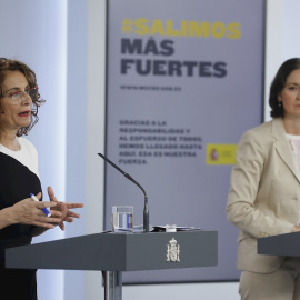 La ministra portavoz María Jesús Montero y la titular de Industria, Comercio y Turismo Reyes Maroto, durante la rueda de prensa posterior a la reunión del Consejo de Ministros en Moncloa./ Ballesteros (EFE)