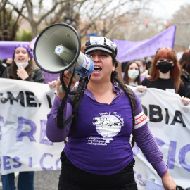 Una mujer con un megáfono en una manifestación estudiantil feminista por el 8M, Día Internacional de la Mujer, a 8 de marzo de 2022, en Valencia, Comunidad Valenciana (España). -Jorge Gil / Europa Press