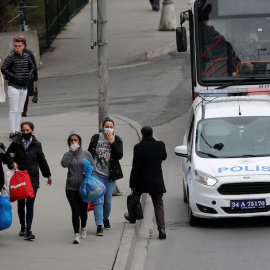 Presas de la cárcel de mujeres de Bakirkoy caminan junto a una parada de autobús después de ser liberadas para aliviar el hacinamiento y evitar la posibilidad de un aumento por coronavirus | Reuters