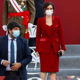  La presidenta de la Comunidad de Madrid, Isabel Díaz Ayuso, junto al presidente de Murcia, Fernando López Miras (i), durante el desfile militar del 12 de Octubre. EFE/Chema Moya