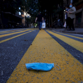 22/05/2020.- Una mascarilla quirúrgica desechada en el centro de Barcelona. EFE/Alejandro García