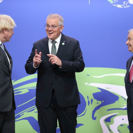 El primer ministro británico, Boris Johnson, y el secretario general de las Naciones Unidas, Antonio Guterres, saludan al primer ministro de Australia, Scott Morrison, mientras los líderes llegan a la cumbre climática de la COP26 en Glasgow, Reino Unid
