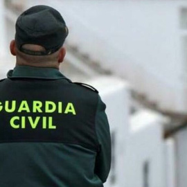  Un guardia civil de espaldas.- EFE / Archivo