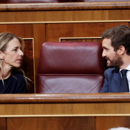  El líder del PP, Pablo Casado, y Cayetana Álvarez del Toledo en el Congreso el pasado junio. (EFE)