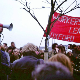  E. P. Thompson en una manifestación pacifista en 1980. -Wikipedia Commons