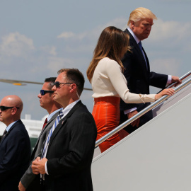 Trump sube al Air Force One con la primera dama para su primer viaje internacional. REUTERS/Jonathan Ernst