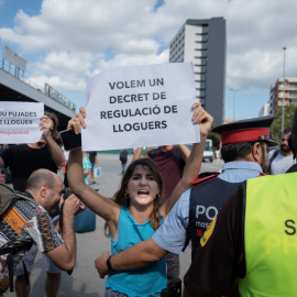 Una activista sostiene una pancarta durante una manifestación en la estación de tren de Sants, a 16 de septiembre de 2022, en Barcelona, Cataluña (España).. -David Zorrakino / Europa Press