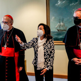  El cardenal Carlos Osoro; la ministra de Defensa, Margarita Robles, y el Arzobispo Don Juan Antonio Aznárez Cobo en el acto en que el Arzobispo ha jurado para el cargo de nuevo Arzobispo Castrense, en el Ministerio de Defensa, a 11 de enero de 2022, en 