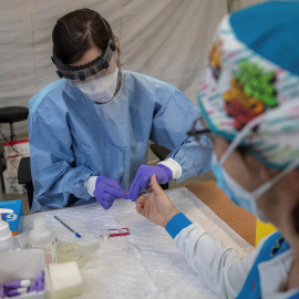 30/04/2020.- Realización de test rápidos de diagnóstico en la base del Suma en Madrid a los miembros del equipo sanitarios del Suma durante su guardia de 24 horas en el Centro de Salud Las Águilas en Madrid. EFE/Rodrigo Jiménez