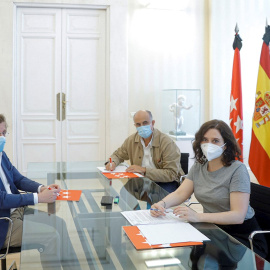 22/05/2020.- La presidenta de la Comunidad de Madrid, Isabel Díaz Ayuso (d), se reúne con el alcalde de Madrid, José Luis Martínez-Almeida (i), y con el viceconsejero de salud pública y plan covid-19, Antonio Zapatero (c), para tratar sobre el cambio