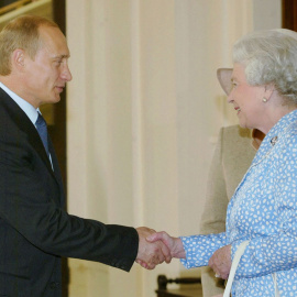  La reina Isabel II se da la mano con el presidente ruso Vladimir Putin y se despide de él y su esposa Lyudmila en el Palacio de Buckingham en Londres el 27 de junio de 2003. Putin realizó la primera visita de estado a Gran Bretaña de un líder ruso de