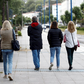 CABANAS (A CORUÑA) 05/06/2020.- Varias personas dan un paseo en la tarde del jueves por la localidad coruñesa de Cabanas. Municipios turísticos como el coruñés de Cabanas sienten "frustración" por un desembarco inesperado de visitantes pese a la pro