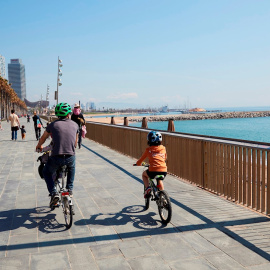 Una familia circula en bici por el paseo marítimo de Barcelona. EFE/Alejandro García/Archivo