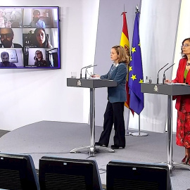 Captura de la señal institucional del Palacio de la Moncloa de la rueda de prensa ofrecida por la vicepresidenta de Asuntos Económicos, Nadia Calviño, y la ministra de Hacienda, María Jesús Montero, este viernes en el Palacio de la Moncloa. /EFE