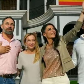  Giorgia Meloni y Macarena Olona en un acto junto a Santiago Abascal