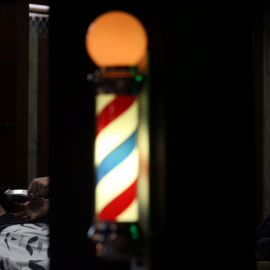 Hombre siendo afeitado en una peluquería retro /REUTERS