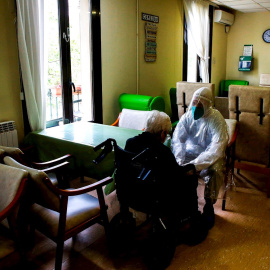Voluntarios de la ONG Pro-Activa Open Arms trasladan a personas mayores de una residencia del centro de Barcelona.EFE/ Quique García/Archivo