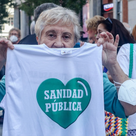 Una mujer muestra una camiseta que reza 'Sanida Pública' mientras se manifiesta por la Sanidad Pública y contra los recortes con el lema ‘Ayuso & CIA dan la estocada a la Sanidad Pública’ en la plaza del Callao, a 18 de septiembre de 2022, en 