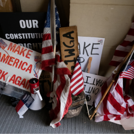 Los manifestantes dejan sus banderas y letreros en la entrada del edificio del Capitolio en Michigan tras ocupar el edificio durante una votación para aprobar la extensión del confinamiento. REUTERS / Seth Herald