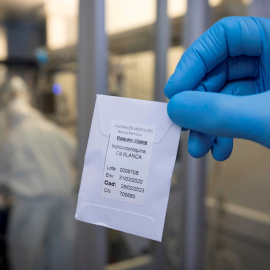 Una enfermera de la unidad de cuidados intensivos (UCI), muestra una dosis de hidroxicloroquina. EFE/Marcial Guillén/Archivo