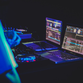 DJ. Imagen de Feliphe Schiarolli. Unsplash.